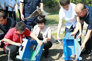 体图：哈维-西蒙斯、维尔茨在拜仁的引援名单上